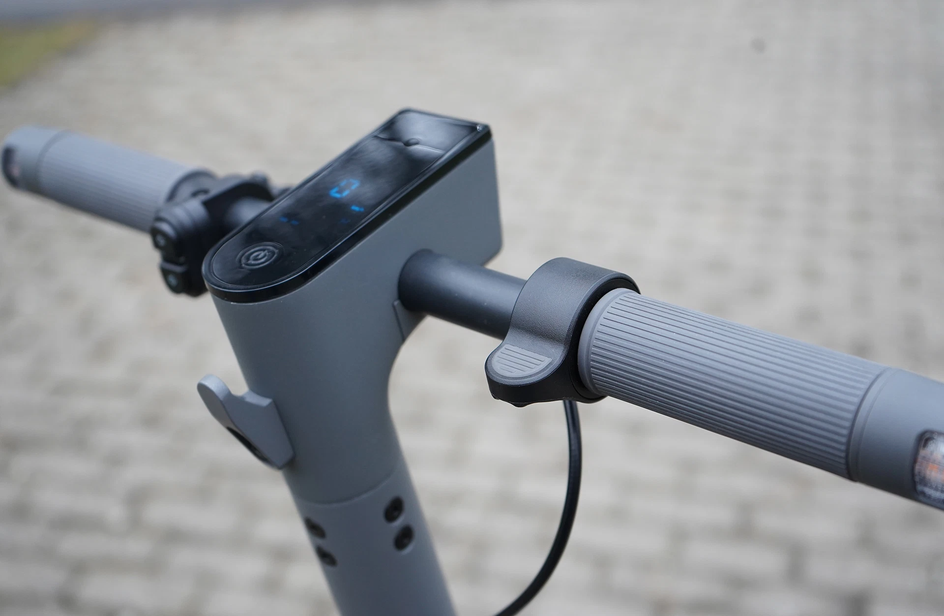 E-Scooter TWO – 10" Luftreifen, 374 Wh Akku, 300 W Heckmotor, innenverlegte Züge, bis 45 km Reichweite – Bild 3