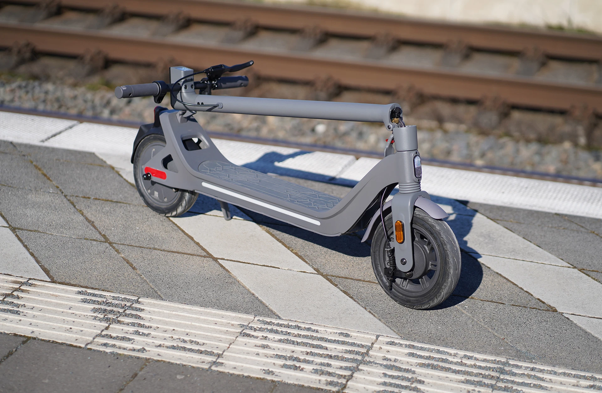 E-Scooter TWO – 10" Luftreifen, 374 Wh Akku, 300 W Heckmotor, innenverlegte Züge, bis 45 km Reichweite – Bild 4