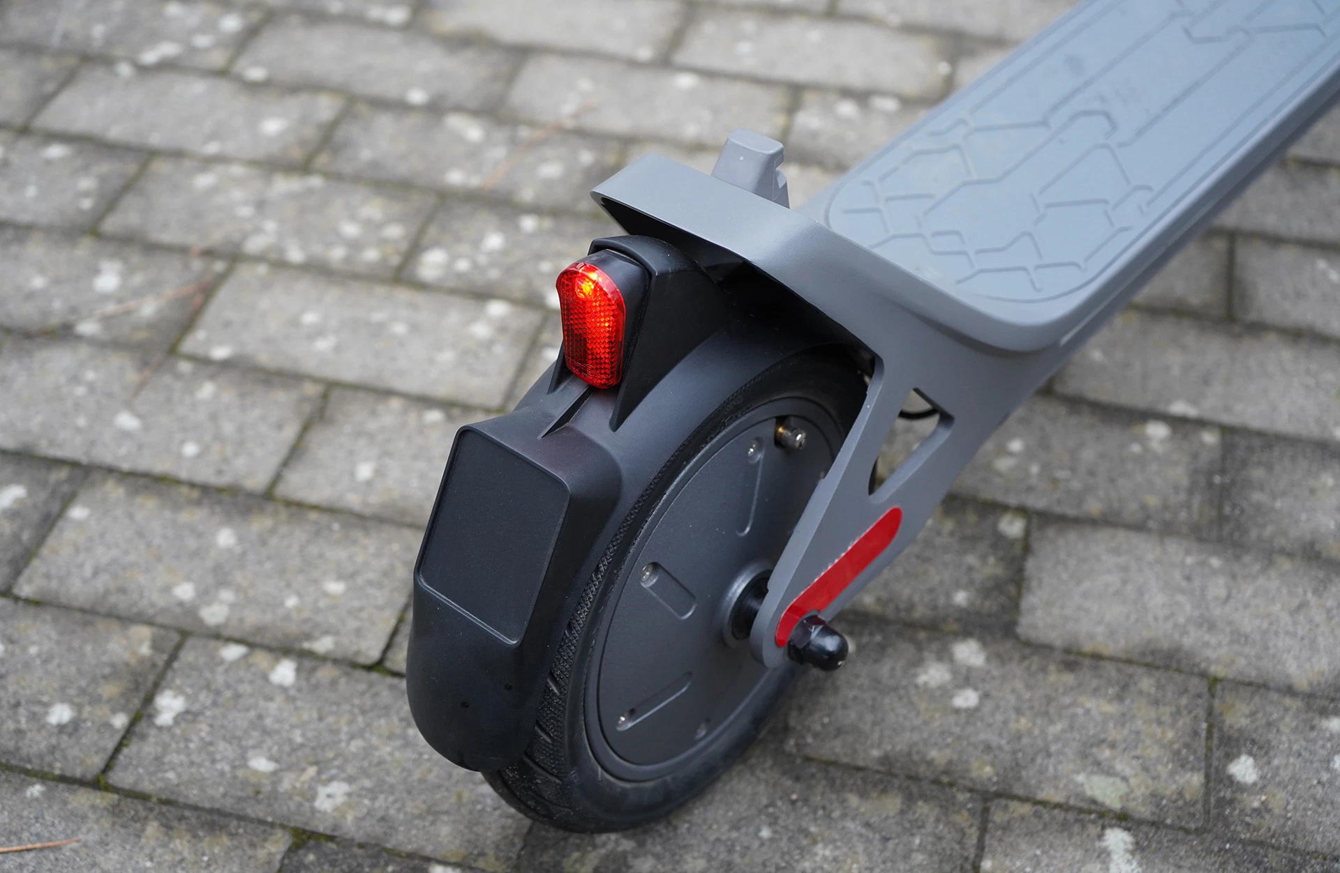 E-Scooter TWO – 10" Luftreifen, 374 Wh Akku, 300 W Heckmotor, innenverlegte Züge, bis 45 km Reichweite – Bild 5