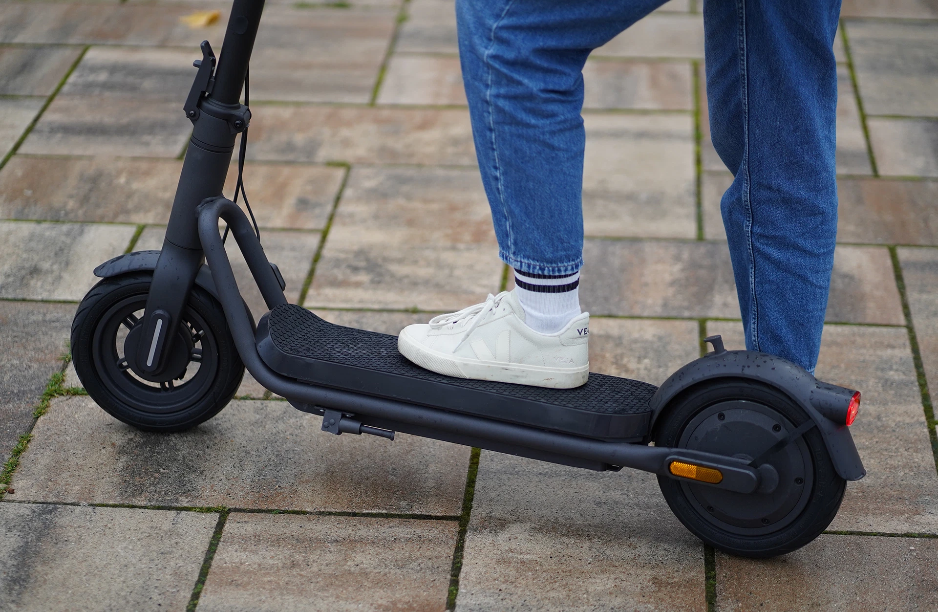 E-Scooter ONE – 10" Luftreifen, 275 Wh Akku, 300 W Heckmotor, App-Steuerung, bis 40 km Reichweite – Bild 4
