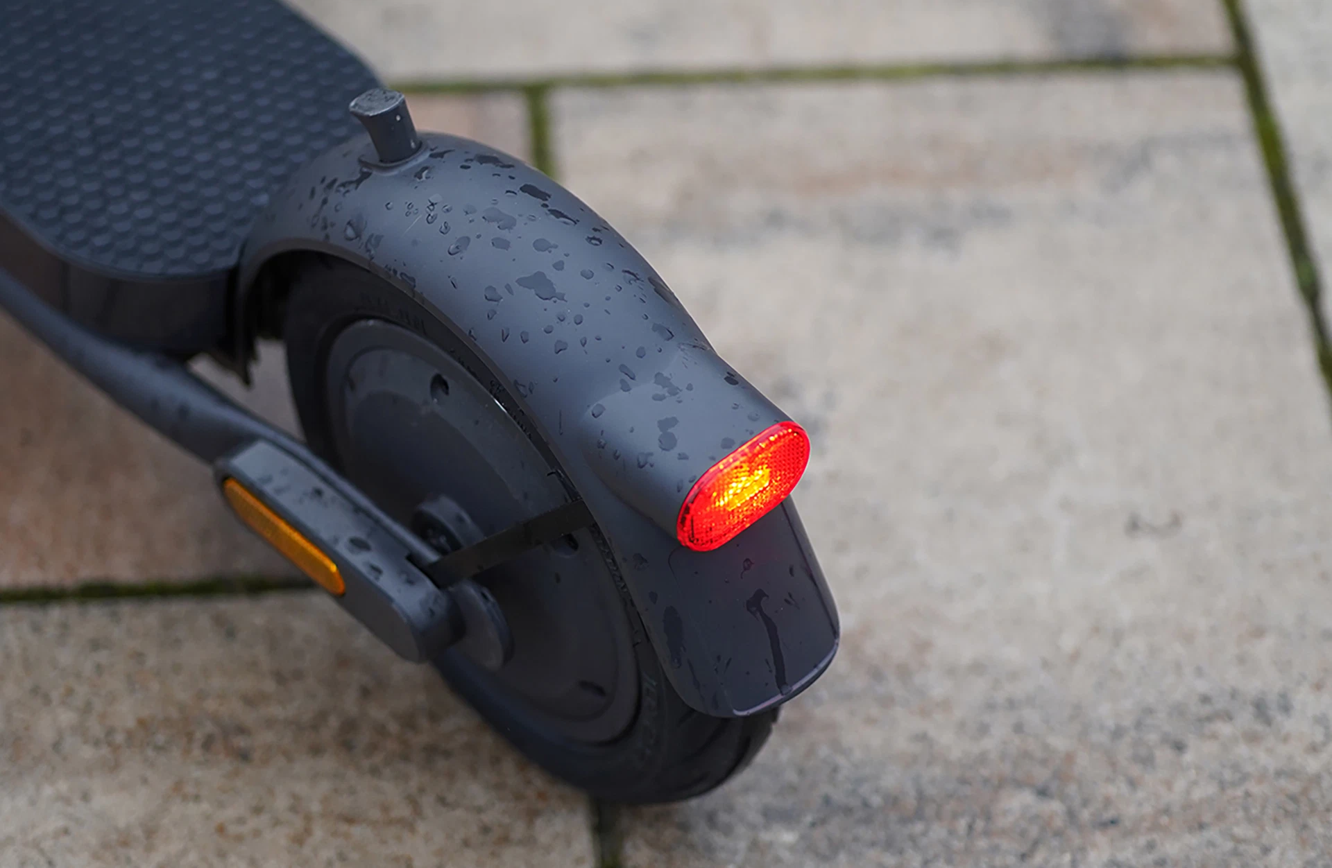 E-Scooter ONE – 10" Luftreifen, 275 Wh Akku, 300 W Heckmotor, App-Steuerung, bis 40 km Reichweite – Bild 5